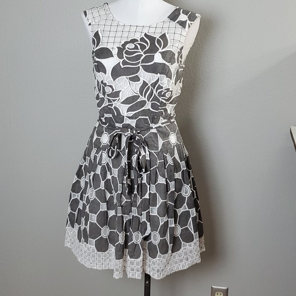 Bethany Dresses & Skirts - Bethany dress size 4 EUC